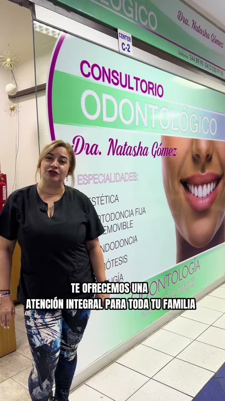 Cuadro del video Cashea: la Dra. Natasha Gómez frente al letrero de su consultorio