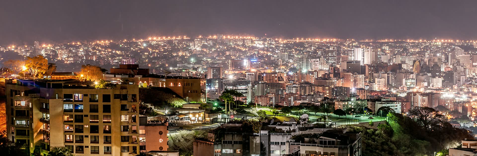 Caracas de noche, vista panorámica de la ciudad iluminada